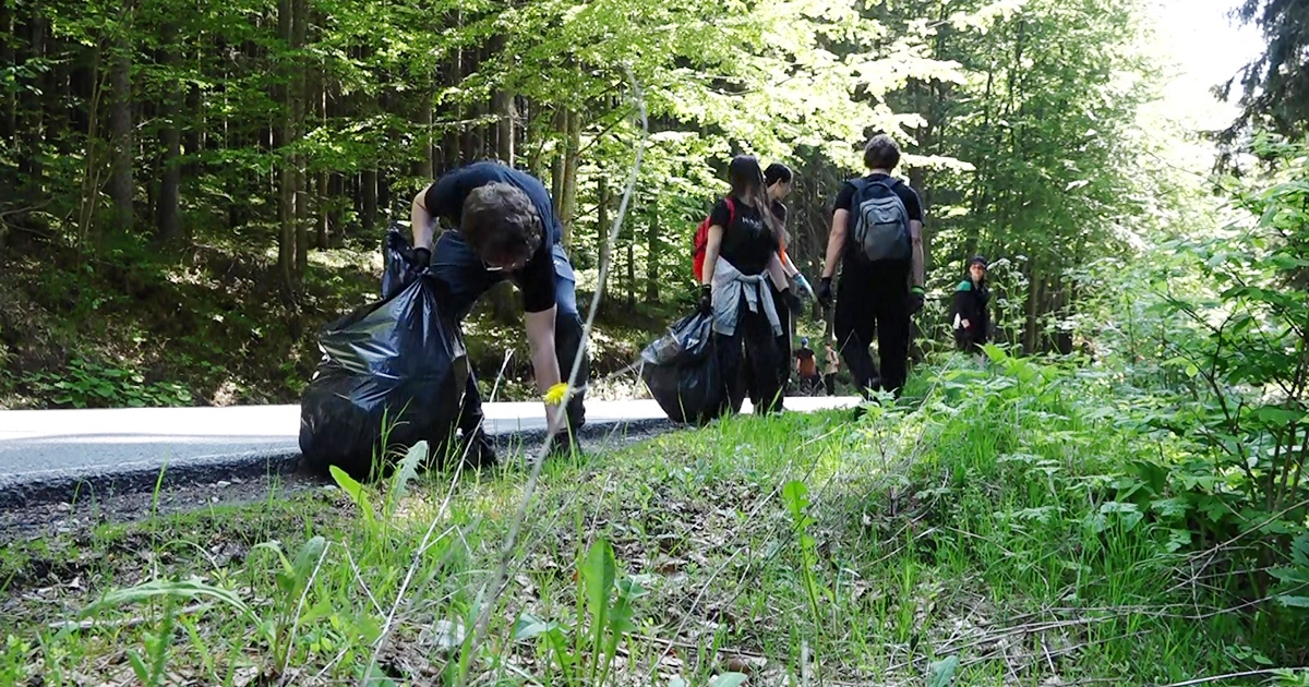 Kétszáz diák gyűjtötte a szemetet Gyer­gyó­al­faluban